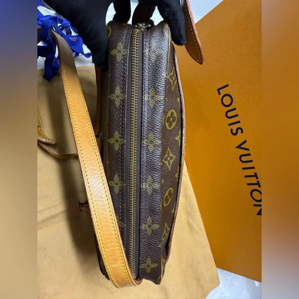 LOUIS VUITTON-MI883 Jeunefille Monogram Canvas Crossbody Bag - Picture 3 of 16